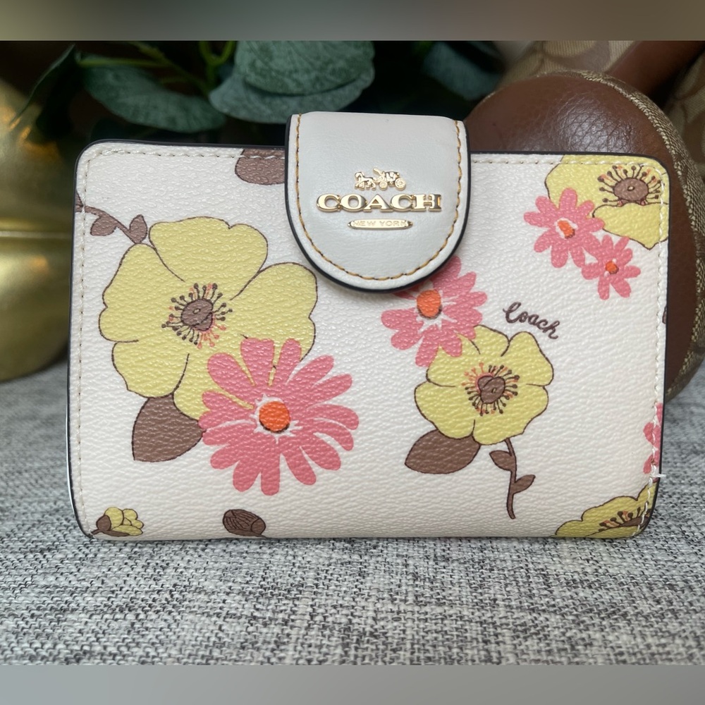 $99 CIACH women’s In Signature Canvas Medium Corner Zip wallet Floral print